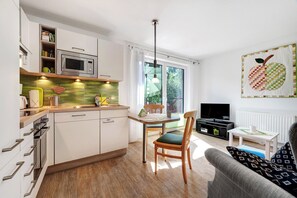 冷蔵庫、電子レンジ、オーブン、コンロ