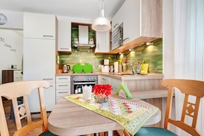 Kylskåp, mikrovågsugn, ugn och spishäll