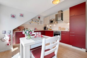 Kühlschrank, Mikrowelle, Ofen, Herdplatte