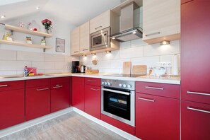 Fridge, microwave, oven, stovetop - Apartment 'Fewo Birkenallee - Rose' with Private Terrace (Deinste)