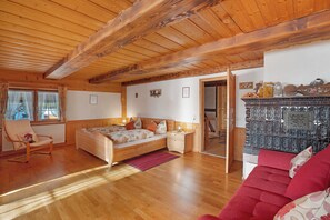 Televisio, DVD-soitin, pöytätennispöytä