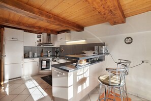 Réfrigérateur, four, plaque de cuisson, lave-vaisselle