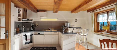 Frigorifero, forno, piano cottura, lavastoviglie