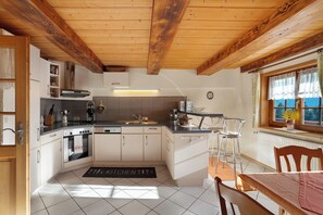 Kjøleskap, ovn, kokeplater og oppvaskmaskin