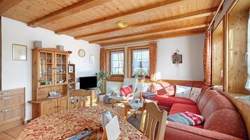 Télévision, lecteur de DVD, table de tennis de table