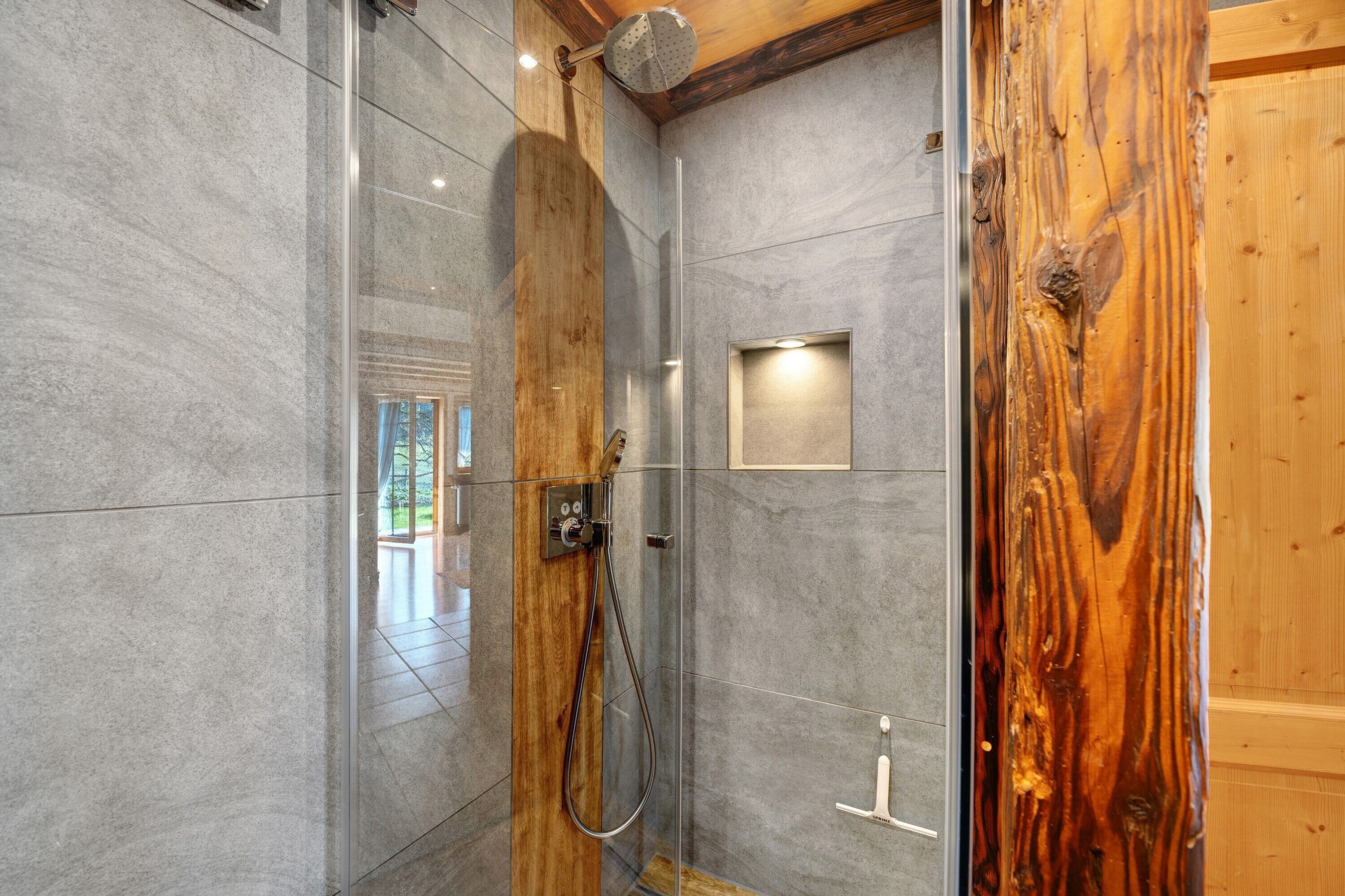 Een douche, een haardroger, handdoeken