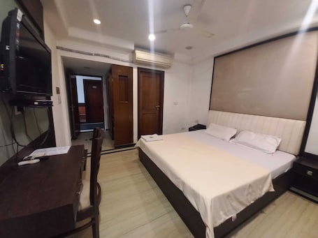 Superior Room | In-room safe, desk, laptop workspace, free WiFi