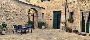 Outdoor dining - Celeste Erard - Charming Guest House in Maiolati Spontini (Maiolati Spontini)