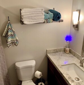 Baignoire Ă jets, sĂšche-cheveux, serviettes fournies, savon