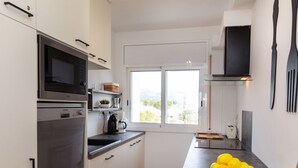 Kühlschrank, Mikrowelle, Ofen, Kochgeschirr/Geschirr/Besteck
