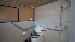 Douche, articles de toilette écologiques, sèche-cheveux