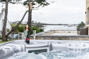 Outdoor spa tub - KER LAN - Character house with SPA and sea view (Lanildut)