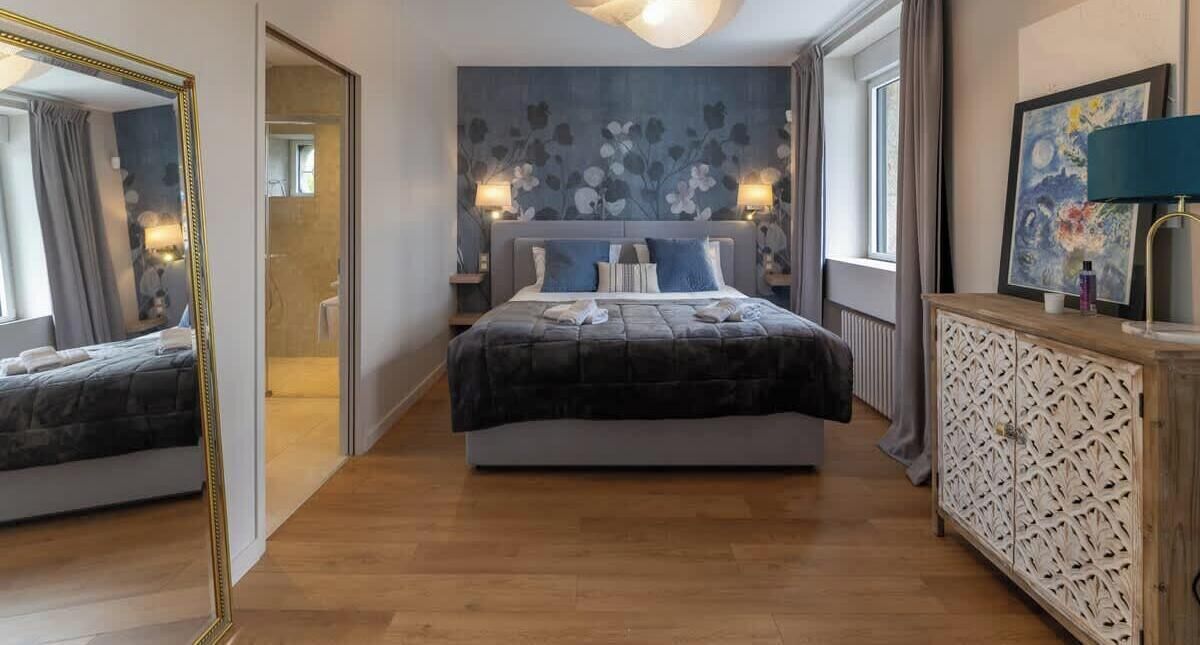 5 habitaciones, tabla de planchar con plancha y cuna de viaje 