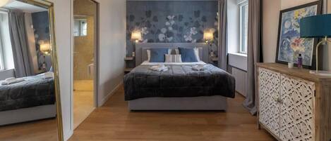 5 habitaciones, tabla de planchar con plancha y cuna de viaje