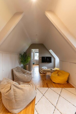 Televisión, chimenea y oficina 