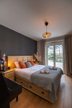 5 habitaciones, tabla de planchar con plancha y cuna de viaje 