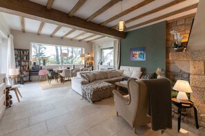 TV, fireplace, offices