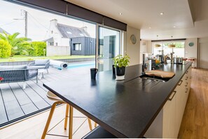 Fridge, microwave, oven, dishwasher - EOR GLAS - Villa with pool and spa near the sea (Ploudalmézeau)