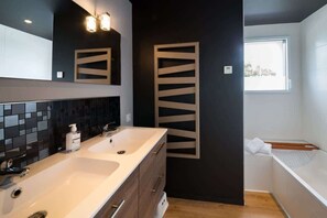 Shower, hair dryer - Eor Glas - Villa with pool and spa near the sea (Ploudalmézeau)