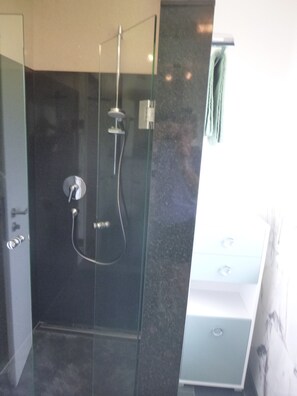 Dusche, Handtücher, Seife, Toilettenpapier