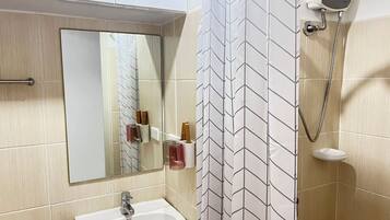 Shower, towels, shampoo, toilet paper