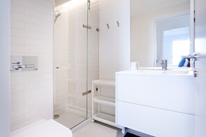 Shower, hair dryer, towels