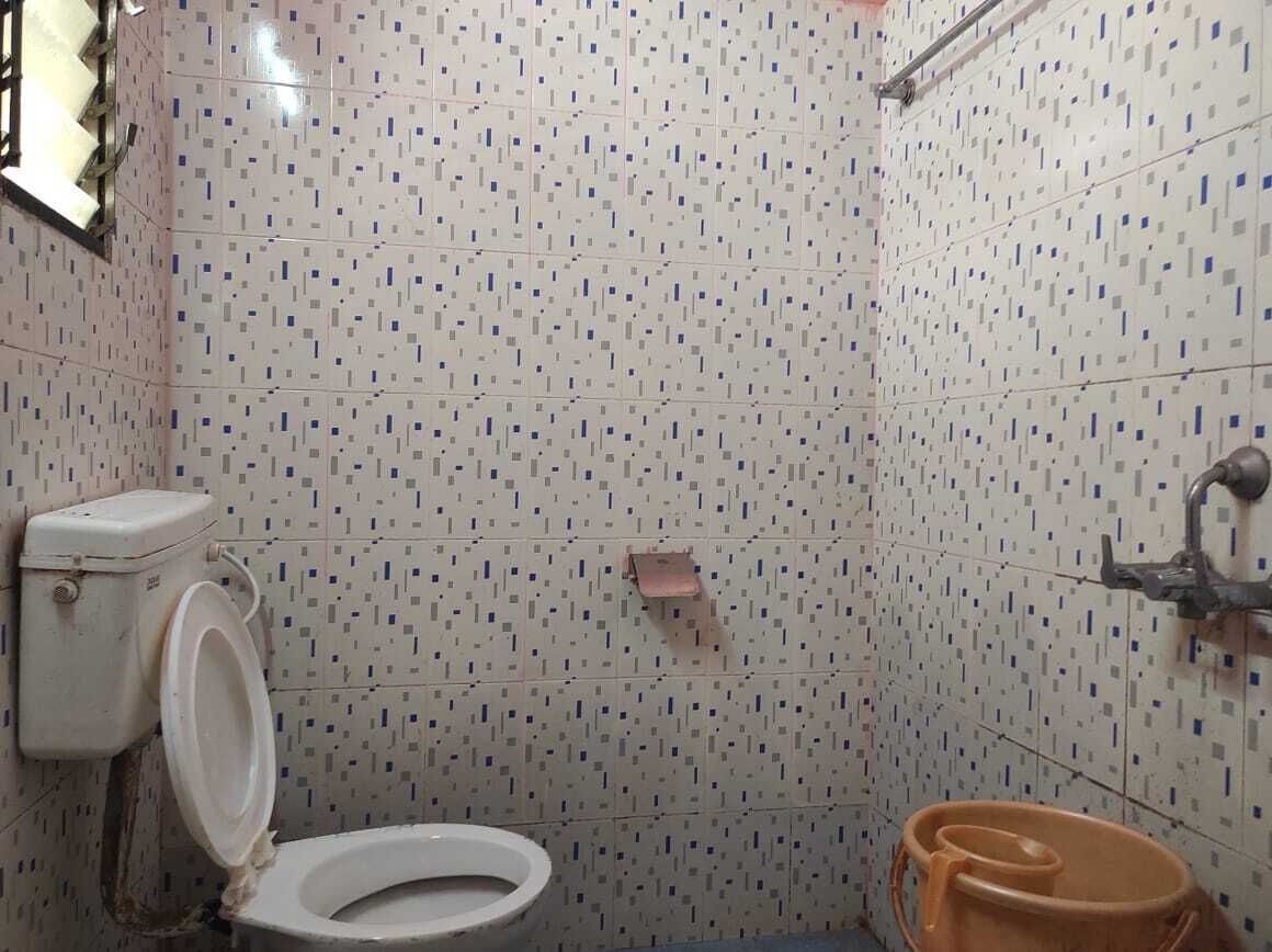 Ein kleines Badezimmer mit Toilette, Waschbecken und einer Duschkabine.