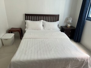 1 bedroom, WiFi, bed sheets - Embassy Waves Retreat (Ermita)