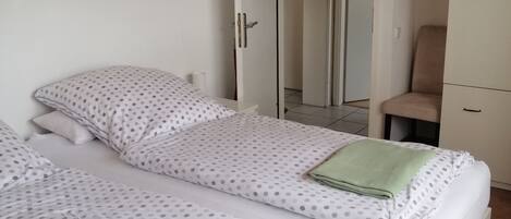 1 bedroom, internet, bed sheets