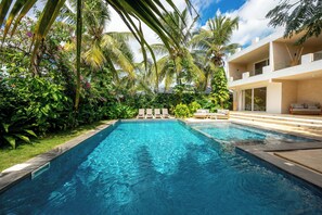 Outdoor pool, sun loungers - Private Pool Villa Kokos (Kiwengwa)