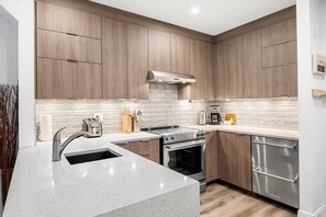 Kjøleskap, mikrobølgeovn, kokeplater og oppvaskmaskin