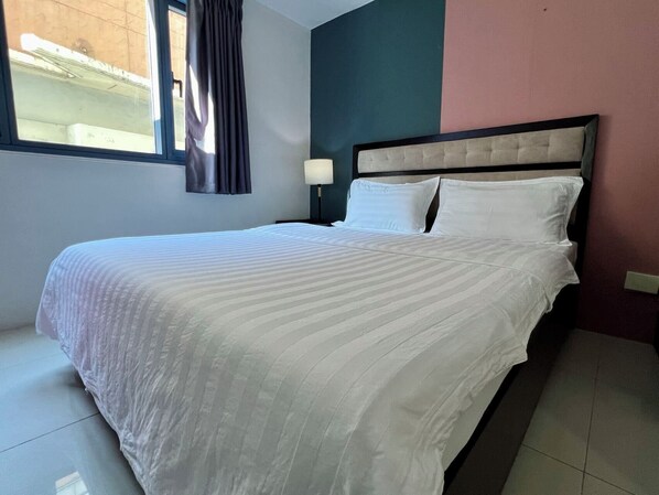1 bedroom, WiFi, bed sheets - Embassy Waves Retreat (Ermita)