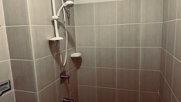 Dutxa, assecador de cabells, tovalloles i xampú