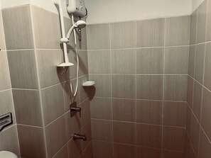 Shower, hair dryer, towels, shampoo - Embassy Waves Retreat (Ermita)