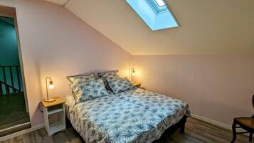 1 chambre, bureau, fer et planche à repasser, lit de bébé portatif