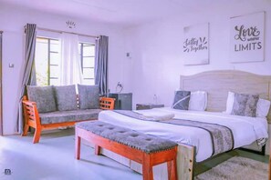 Escritorio y espacio para trabajar con laptop