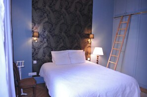 2 bedrooms, desk, iron/ironing board, WiFi