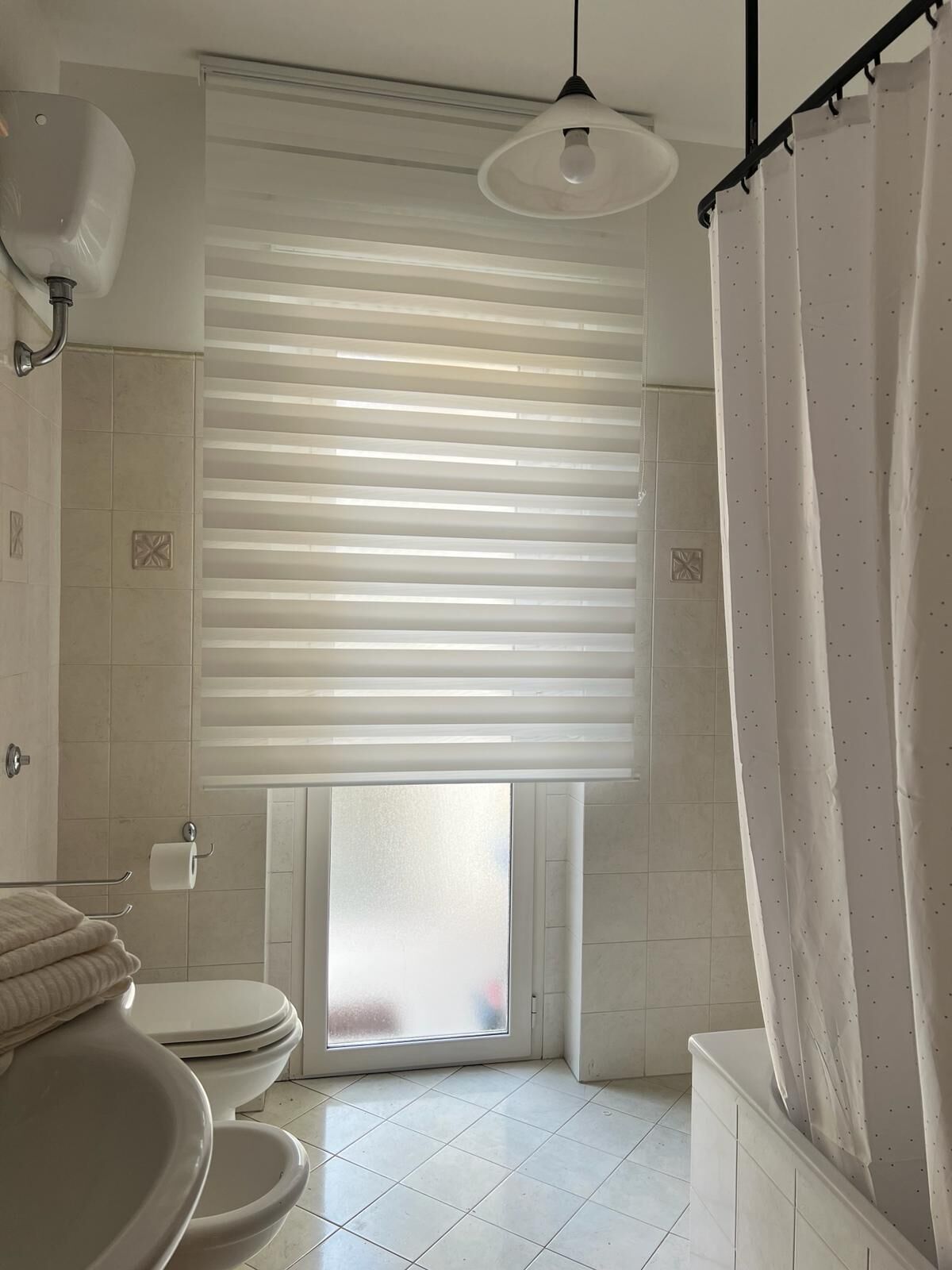 Haartrockner, Bidet, Handtücher, Seife