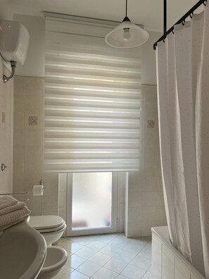 Hiustenkuivaaja, bidee, pyyhkeet, saippua