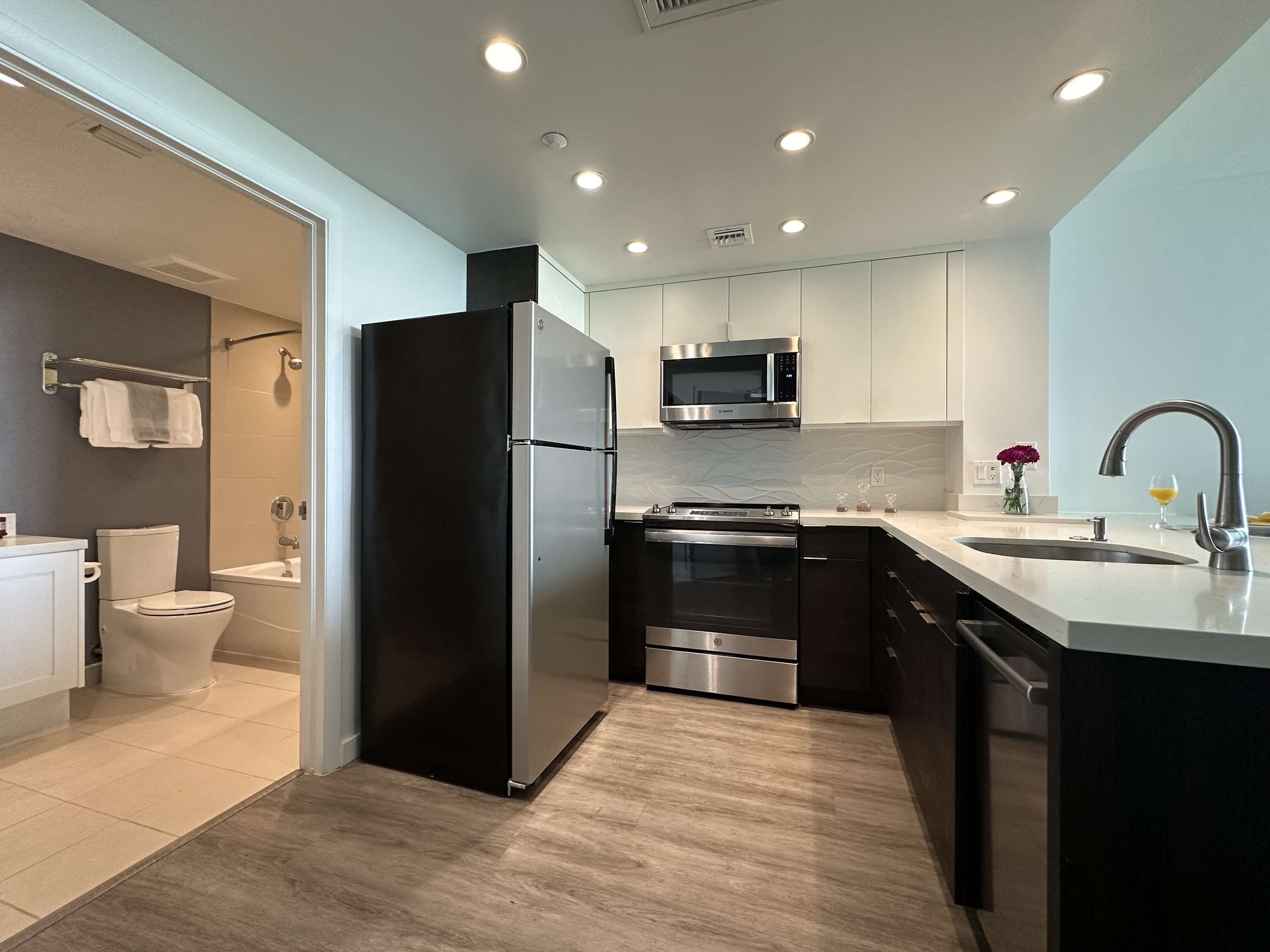 Kühlschrank, Mikrowelle, Ofen, Herdplatte