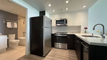 Een koelkast, een microgolfoven, een oven, een kookplaat