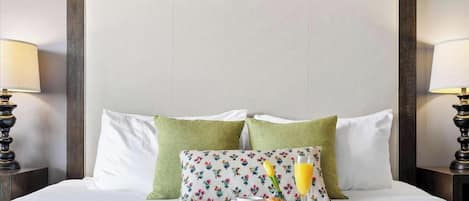 Tabla de planchar con plancha, cuna de viaje, wifi y ropa de cama