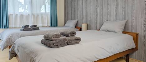 Twin Room | Desk, free WiFi, bed sheets