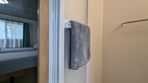 Tvåbäddsrum | Skrivbord, gratis wi-fi och sängkläder