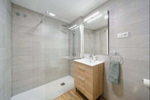 Shower, hair dryer, towels - Soho spacious accommodation By Lovely Home (Malaga)