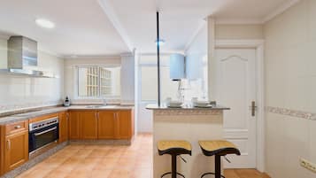 Een koelkast, een magnetron, een oven, een kookplaat