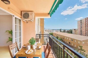 Outdoor dining - Soho spacious accommodation By Lovely Home (Malaga)