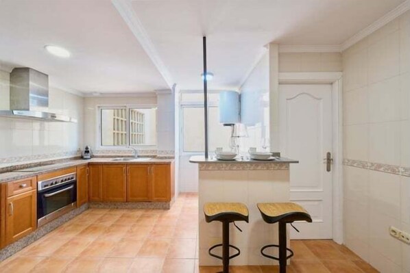 Fridge, microwave, oven, dishwasher - Soho spacious accommodation By Lovely Home (Malaga)