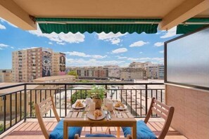 Outdoor dining - Soho spacious accommodation By Lovely Home (Malaga)