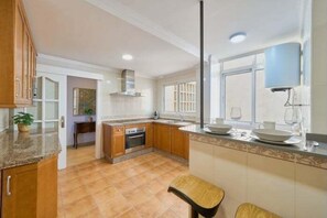 Een koelkast, een magnetron, een oven, een vaatwasser